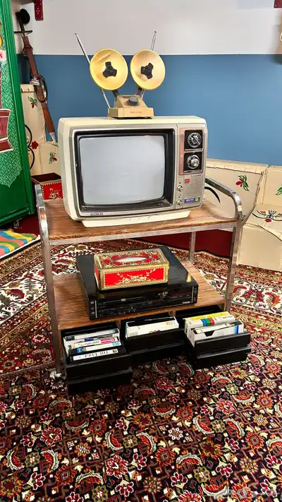 طاولة تلفزيون قديمة 4