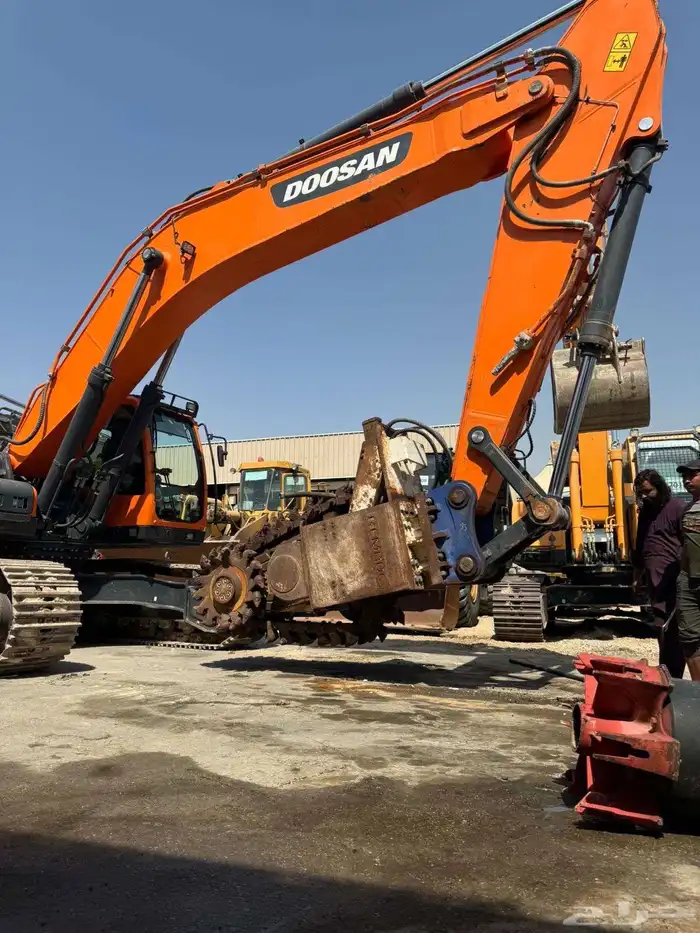 بوكلينات بلدوزرات d8 طرنشات للايجار 1