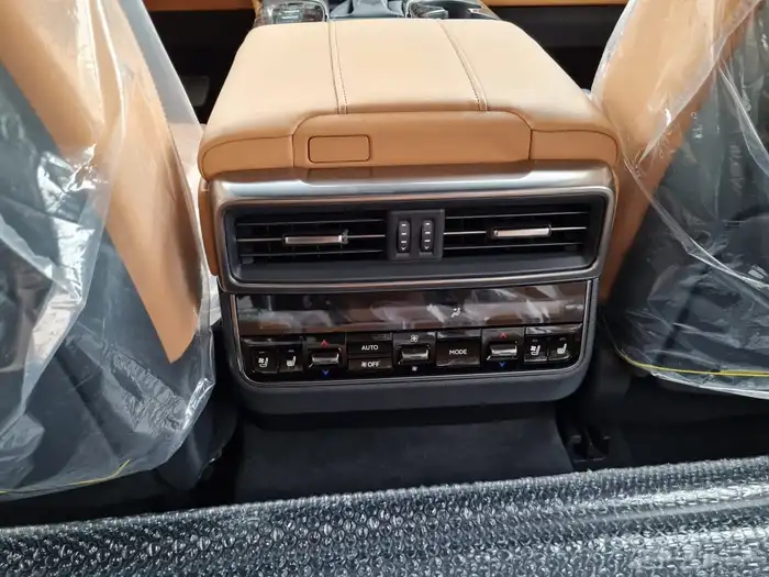 عرض اليووم لكزس LX600 BB موديل 2025 اللون ابيض وكالة 16