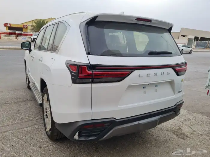 عرض اليووم لكزس LX600 BB موديل 2025 اللون ابيض وكالة 2