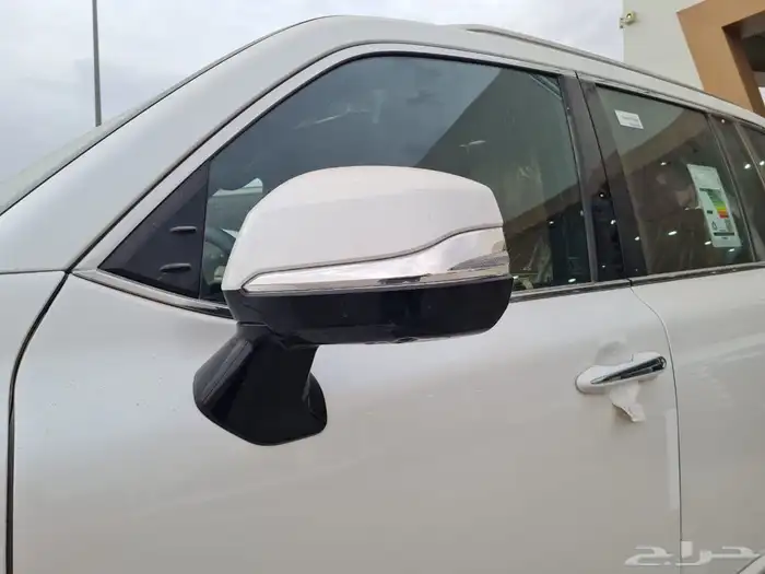 عرض اليووم لكزس LX600 BB موديل 2025 اللون ابيض وكالة 3