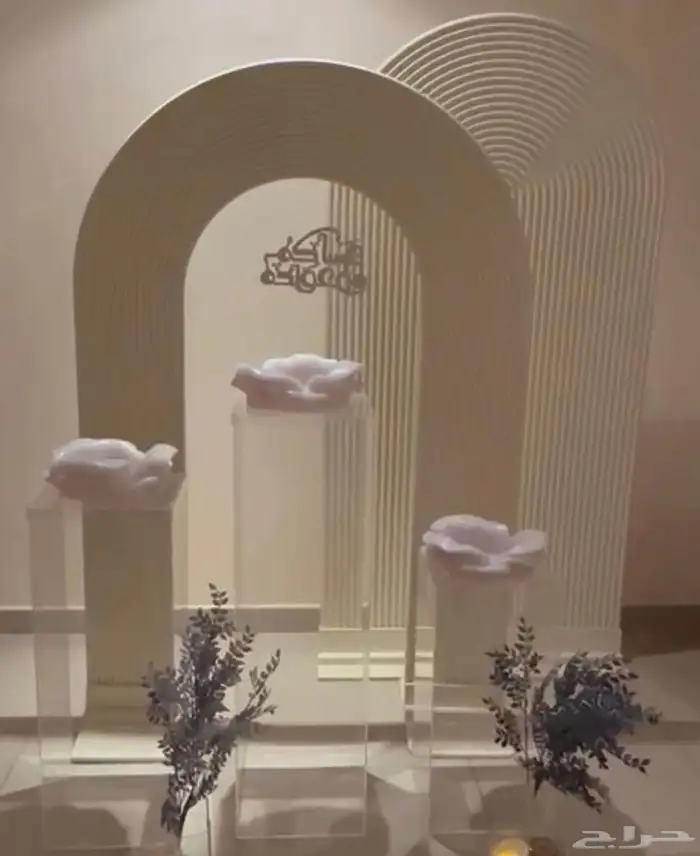 للبيع لوحتين خشب   3 طاولات شفافه 0