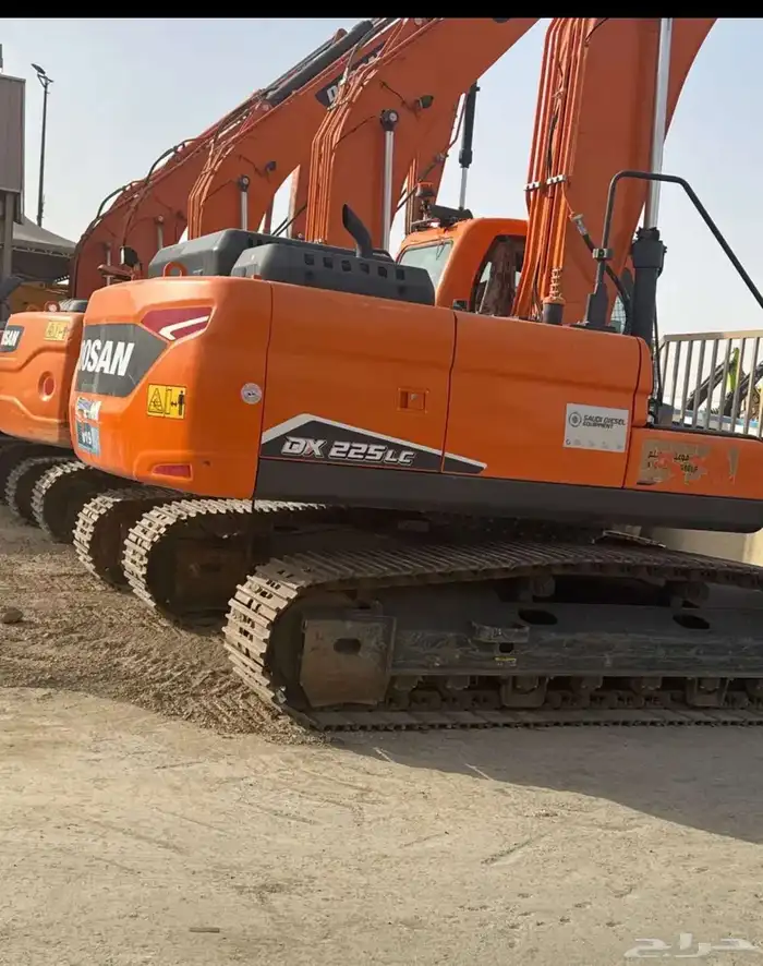 بوكلينات بلدوزرات d8 طرنشات للايجار 2