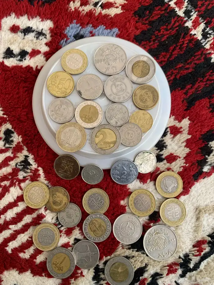 فلوس اغلبها قديمه وجنسيات مختلفه 0