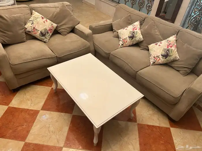 للبيع كنب مكون من 2 كنبه مقاس 3 مقاعد 1 كنبه مقعدين 1