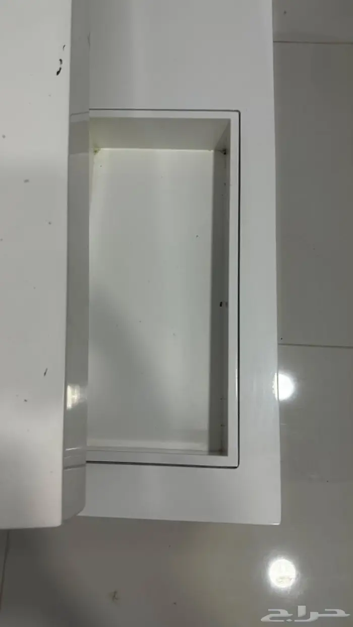 طاوله قهوه مربعه تدور تحت مكان والفناجيل 2