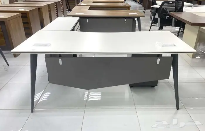اثاث مكتبي مكاتب مدير مودرن فاخر منوفر مع كراسي ودولاب ملفات 6