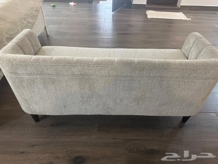 مقعد بنش بجانب السرير 0