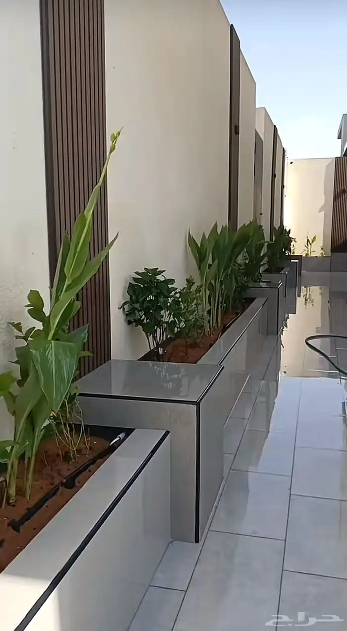 فني تنسيق الحدائق 12