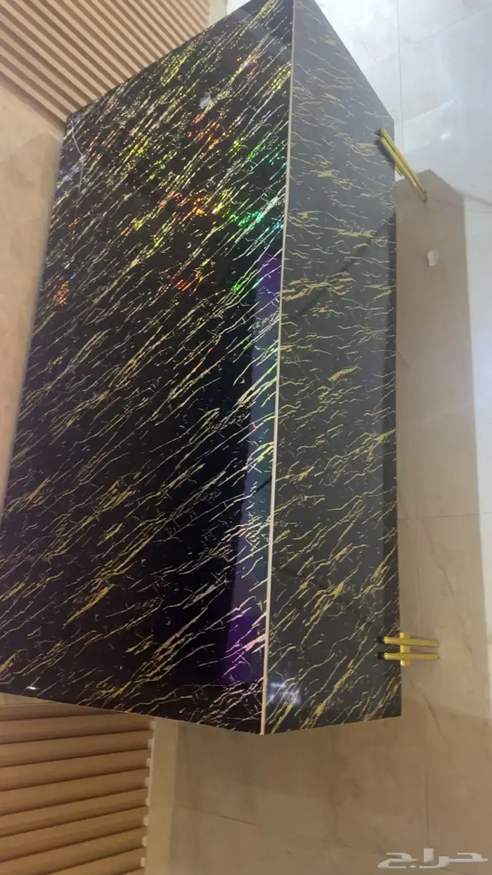 طاوله للبيع جديده مافيها شي ولا فيها كسور اللون اسود وذهبي 2