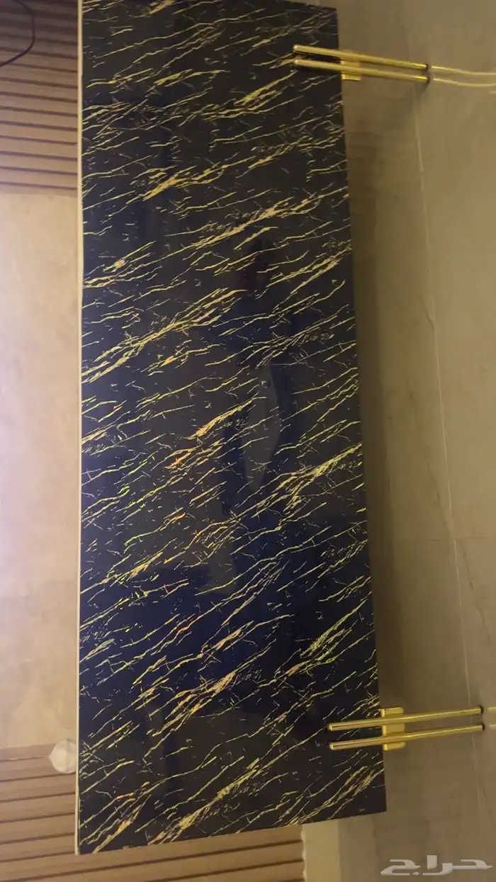 طاوله للبيع جديده مافيها شي ولا فيها كسور اللون اسود وذهبي 1