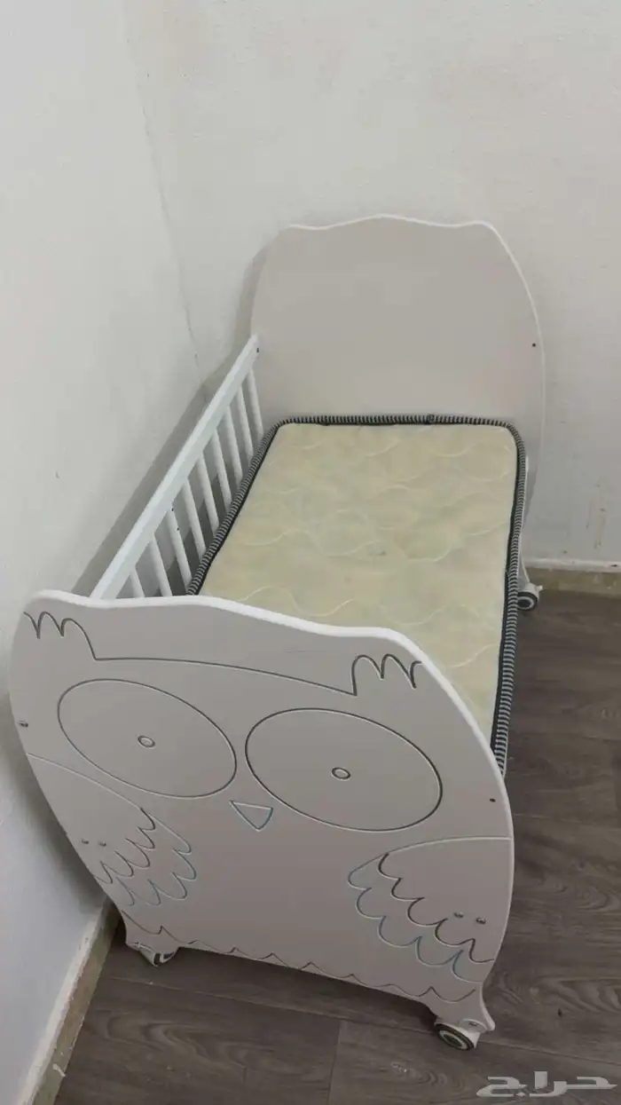 سرير مواليد لين عمر سنه جنب سرير الام ومعه 2 مراتب 0