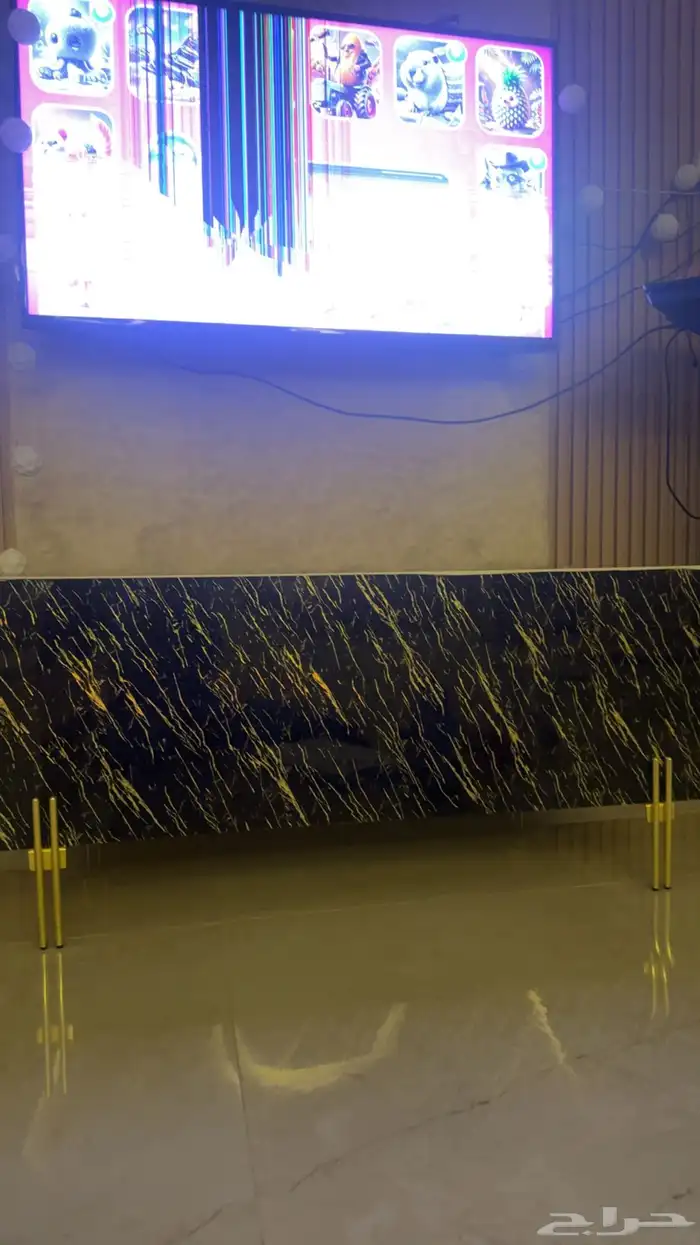 طاوله للبيع جديده مافيها شي ولا فيها كسور اللون اسود وذهبي 0