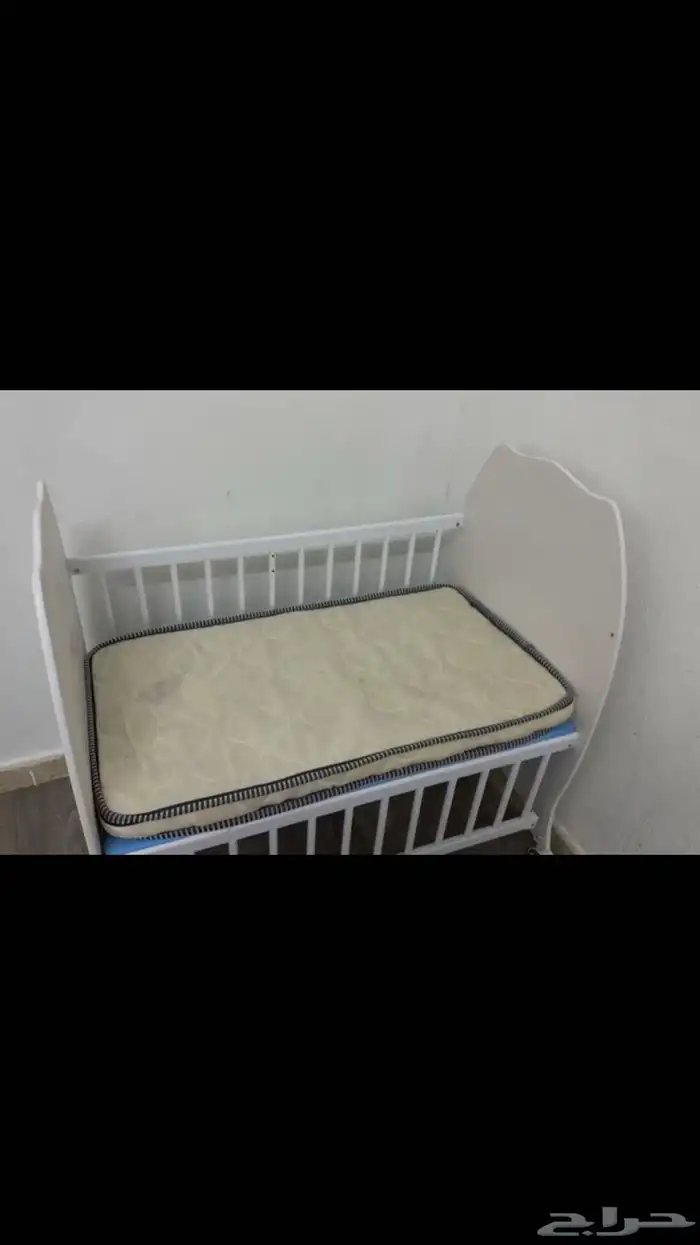 سرير مواليد لين عمر سنه جنب سرير الام ومعه 2 مراتب 2