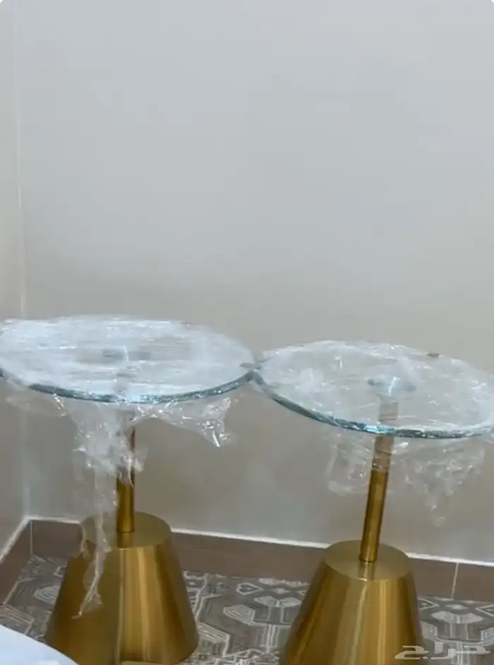 طاولة زجاج كبيرة و 4 طاولات خدمة 1