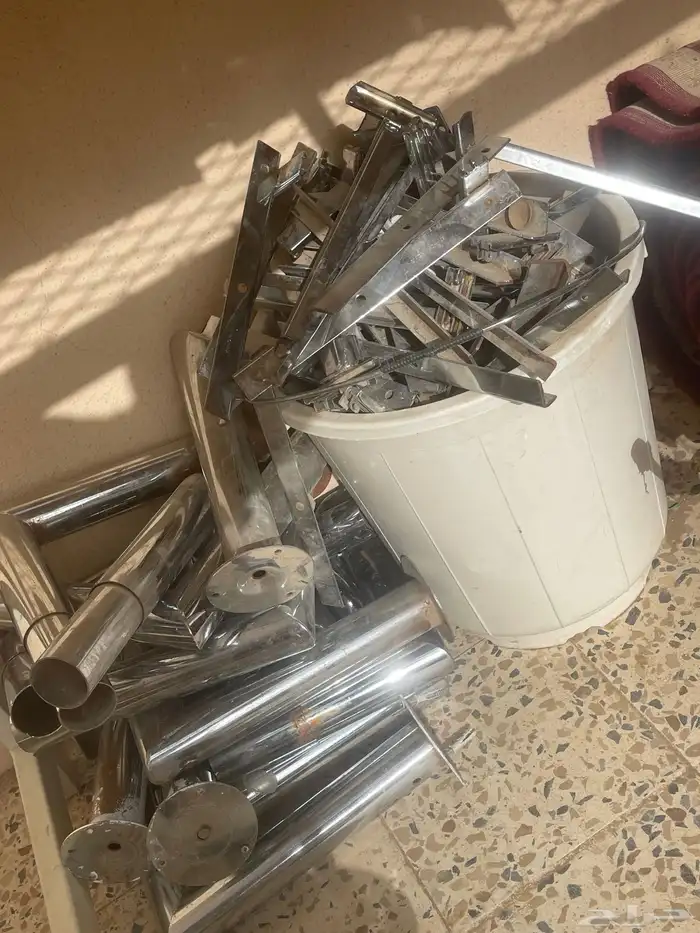 ديكور محل تخشيبه حديد والرفوف زجاج 2