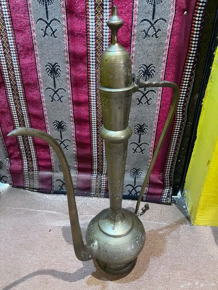 إبريق نحاس قديم جدا عليه نقش 1