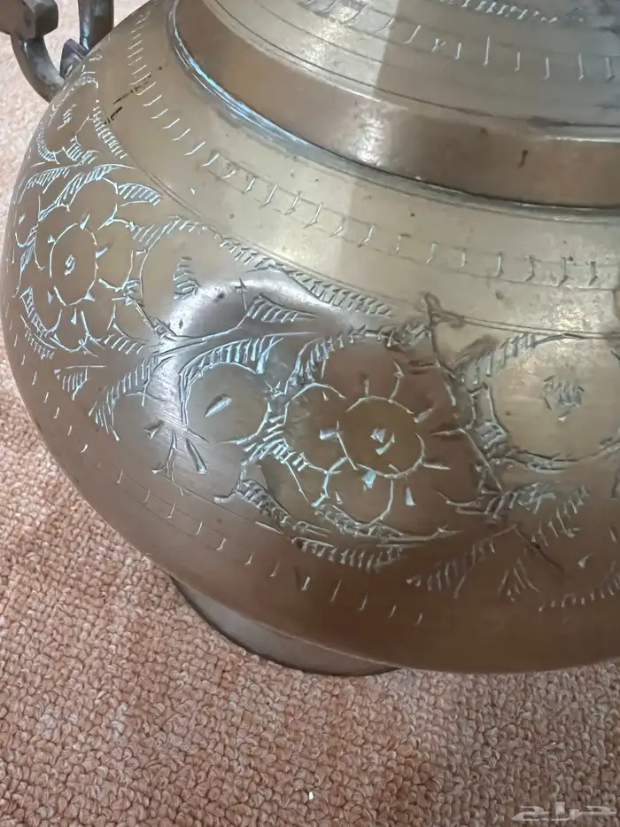 إبريق نحاس قديم جدا عليه نقش 2