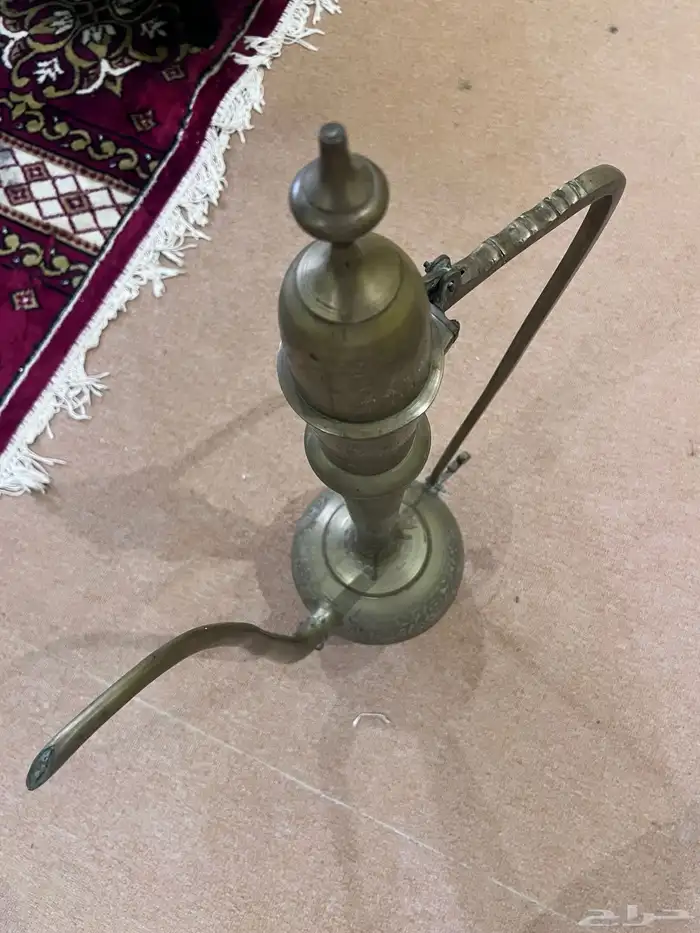 إبريق نحاس قديم جدا عليه نقش 0