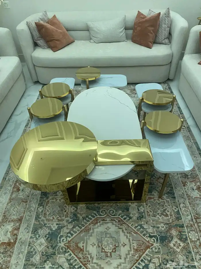 طاولات مع طاولة ضيافه بشكل جميل تم تنزيل الحد 0