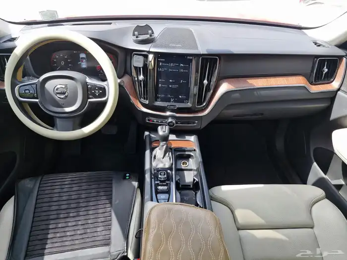 للبيع  فولفو XC60 موديل 2019   اللون أحمر 21