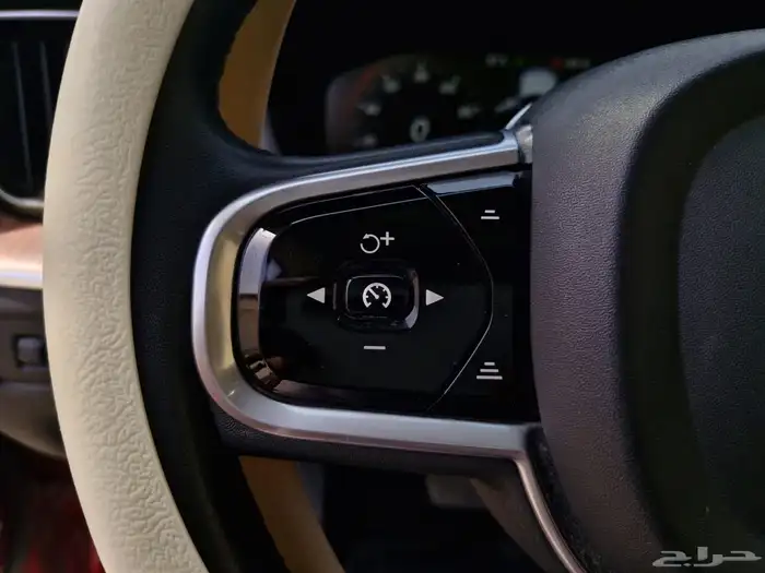للبيع  فولفو XC60 موديل 2019   اللون أحمر 7