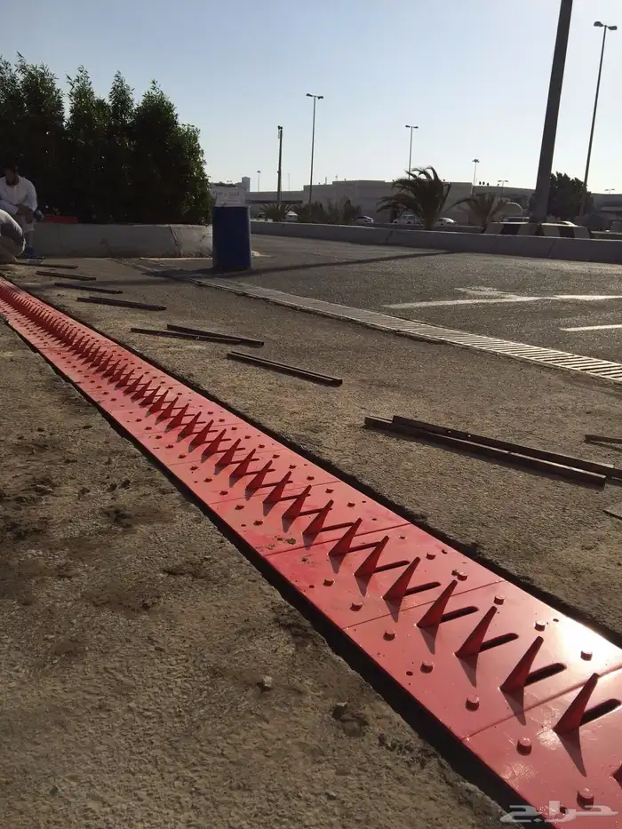 تركيب حواجز شوكية مفجرة الاطارات tire Killer مطبات صناعية 7