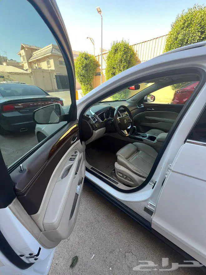 كاديلاك SRX 4 بحالة الوكالة 8