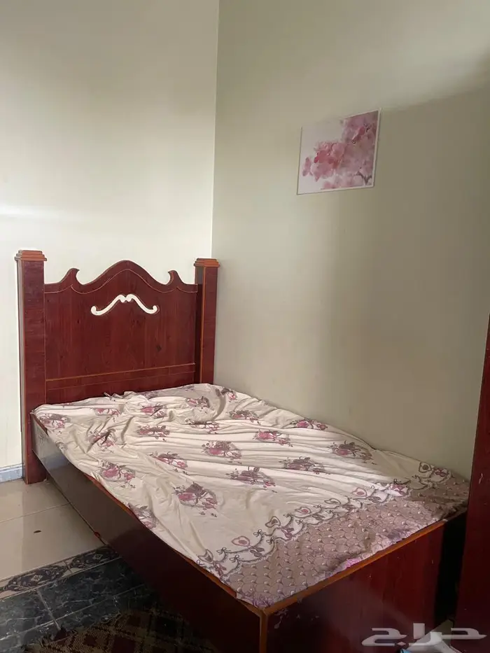 غرفة نوم سرير دولاب تسريحة بحالة جيدة 2