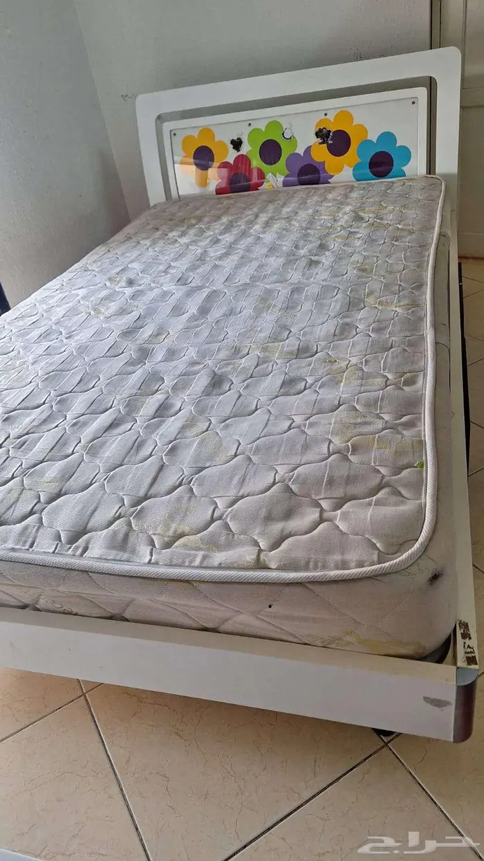 تخت مع مرتية 0