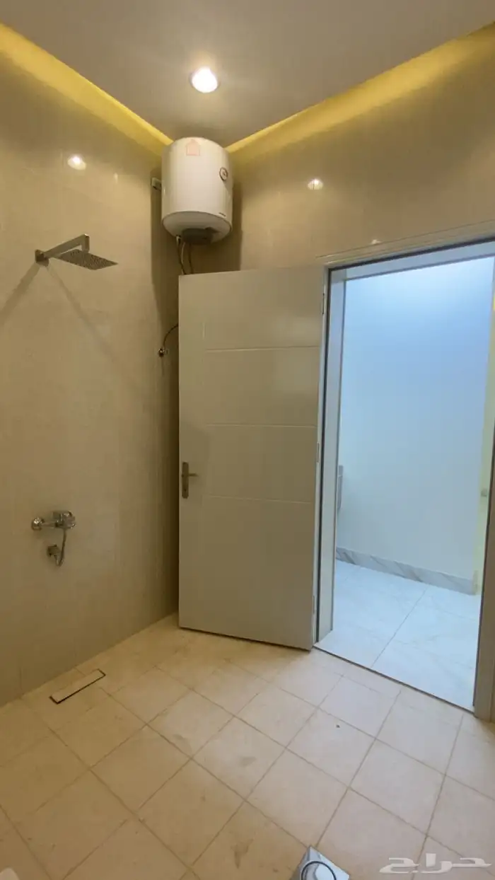 للبيع فله روف فاخره على مساحة 300م2 خميس مشيط حي الجامعيين 23