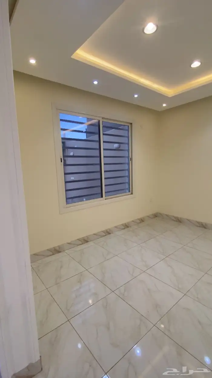 للبيع فله روف فاخره على مساحة 300م2 خميس مشيط حي الجامعيين 5