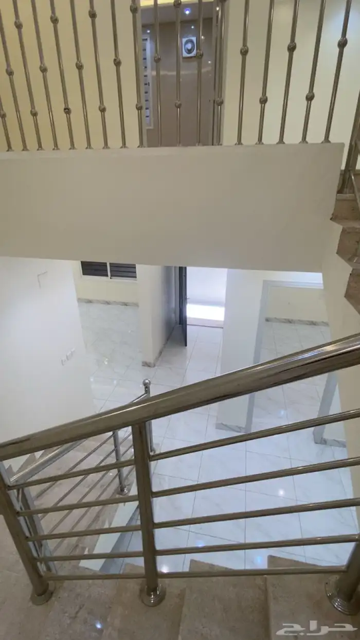 للبيع فله روف فاخره على مساحة 300م2 خميس مشيط حي الجامعيين 29