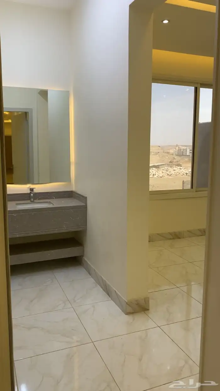 للبيع فله روف فاخره على مساحة 300م2 خميس مشيط حي الجامعيين 17