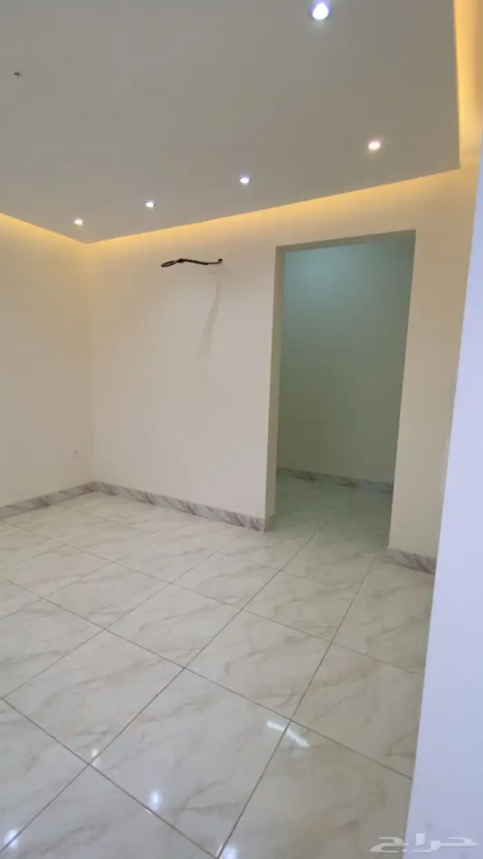 للبيع فله روف فاخره على مساحة 300م2 خميس مشيط حي الجامعيين 18