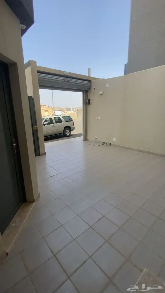 للبيع فله روف فاخره على مساحة 300م2 خميس مشيط حي الجامعيين 38