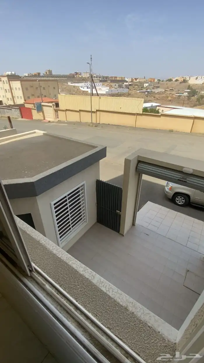 للبيع فله روف فاخره على مساحة 300م2 خميس مشيط حي الجامعيين 21