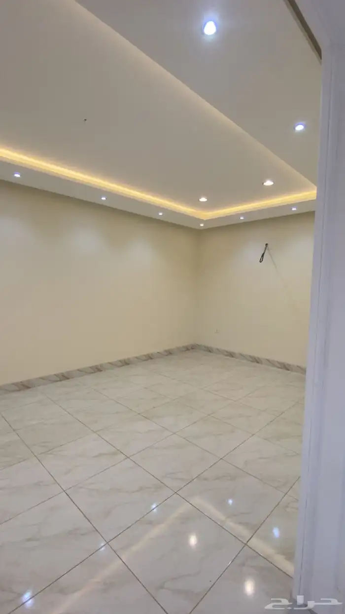 للبيع فله روف فاخره على مساحة 300م2 خميس مشيط حي الجامعيين 4
