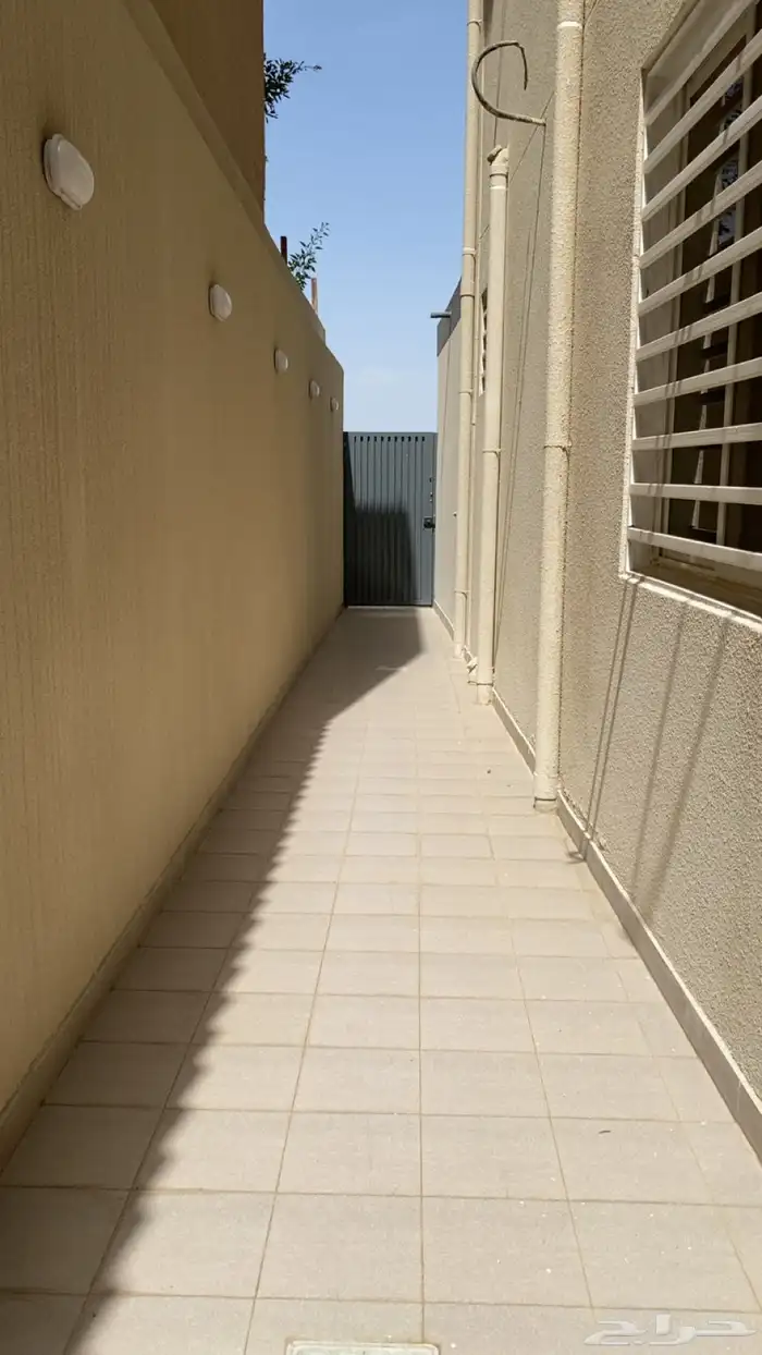 للبيع فله روف فاخره على مساحة 300م2 خميس مشيط حي الجامعيين 32