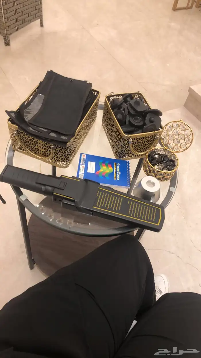 مفتشة جوالات بجرابات او سحب 1