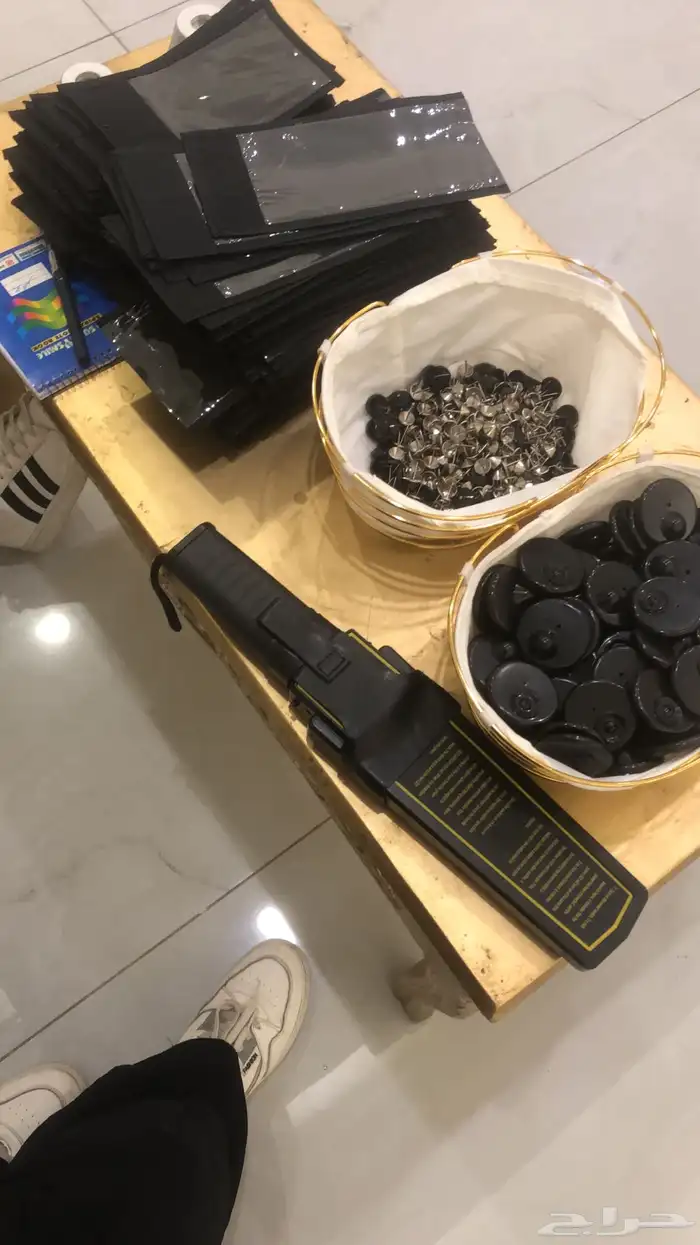 مفتشة جوالات بجرابات او سحب 0