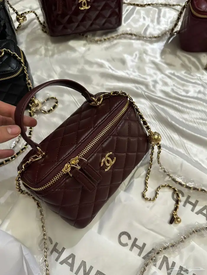 شنط مكياج ماركة شانيل وايضا شنط كوتش عدة اشكال 15