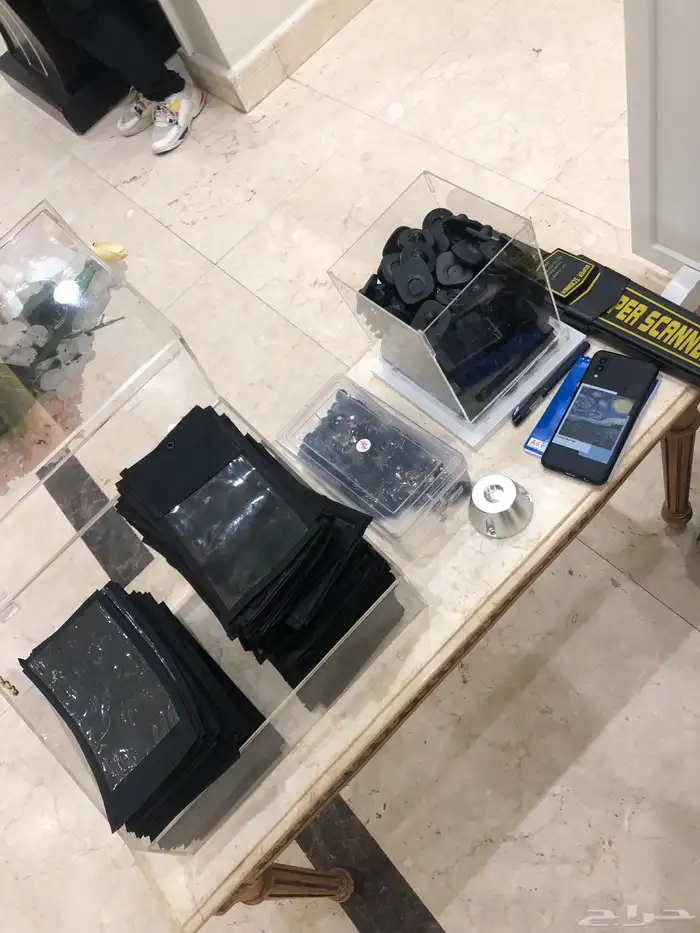 مفتشة جوالات بجرابات او سحب 4