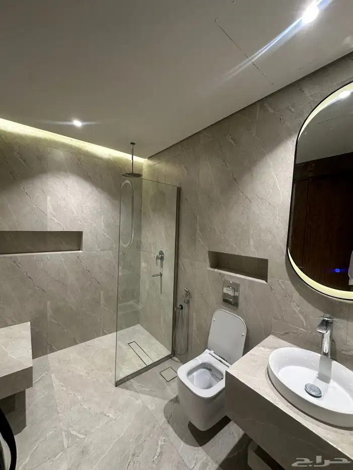 دور للبيع في حي العوينة بموقع مميز تصميم فاخر . 16