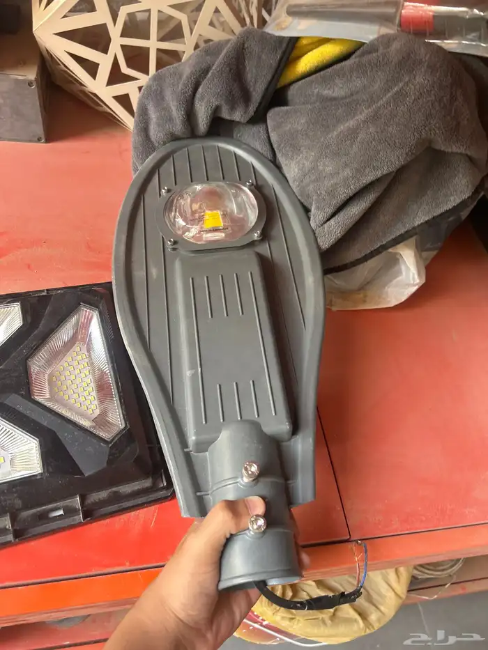 كشافين حوش واحد بالطاقه الشمسية واحد عادي 2