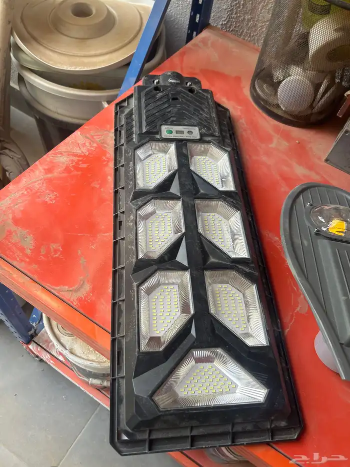 كشافين حوش واحد بالطاقه الشمسية واحد عادي 0