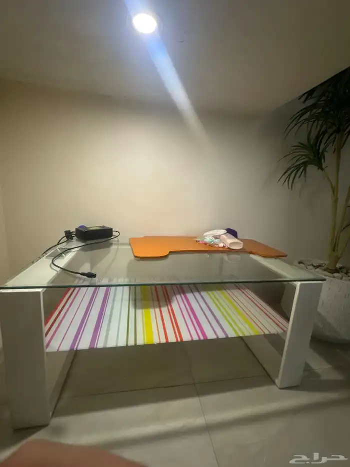 طاوله والزجاج الملون اللي تحت ينفك 1