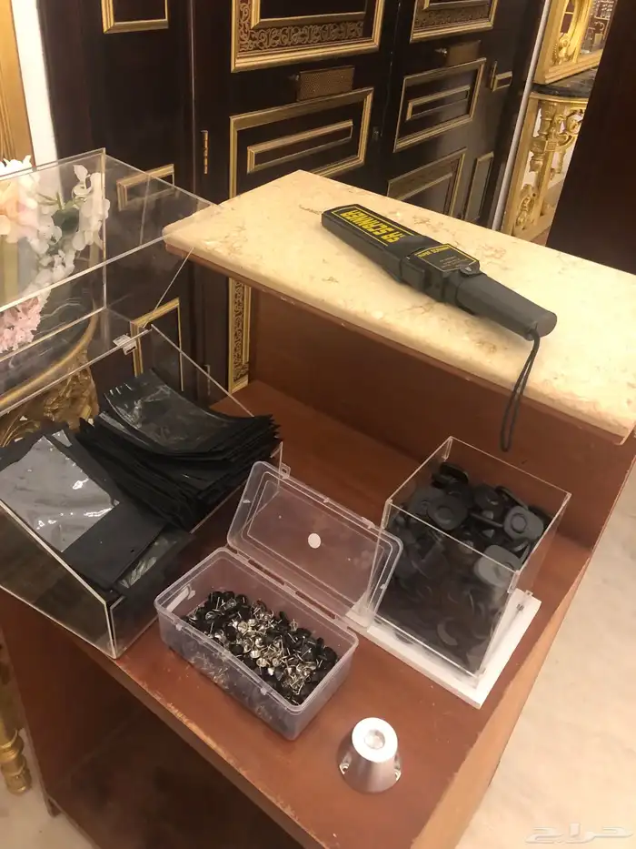 مفتشة جوالات بجرابات او سحب 2