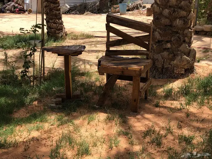 كرسي وطاولة خشب بصناعة يدوية 3