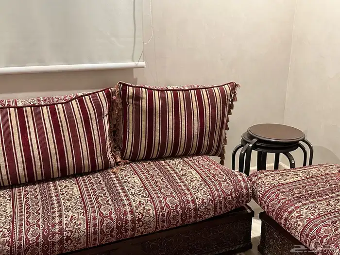 طقم كنب مع ستاير وشيفون والطاولات طول الكنب 10 أمتار 2